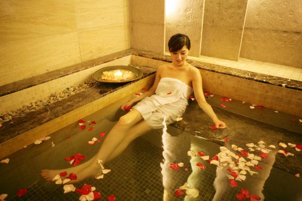 东方女人泡温泉图片下载