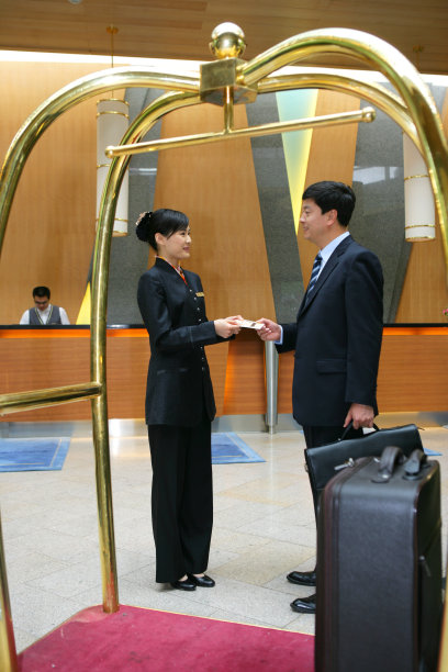 商务人士和酒店服务人员在大堂交谈图片下载