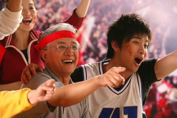 crowd cheering in stadium图片下载
