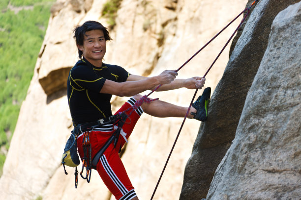 东方男人户外攀岩图片下载