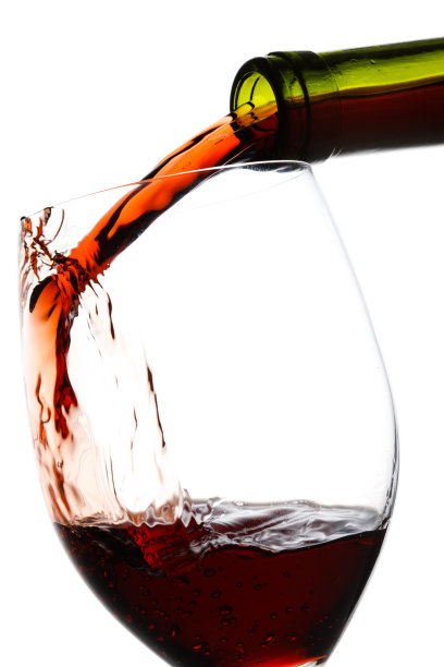 红酒倒进酒杯里图片下载