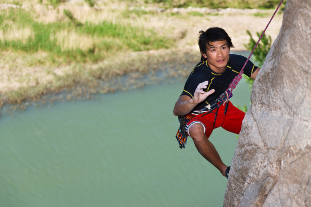 东方男人户外攀岩图片下载