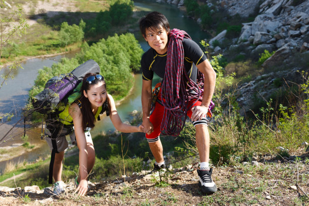 东方情侣户外攀岩图片下载