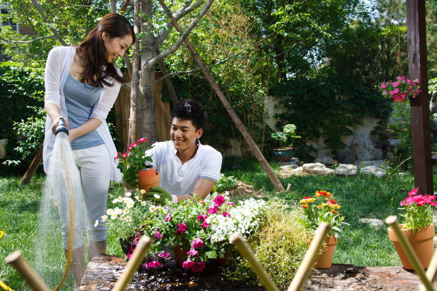 东方夫妇户外种花图片下载