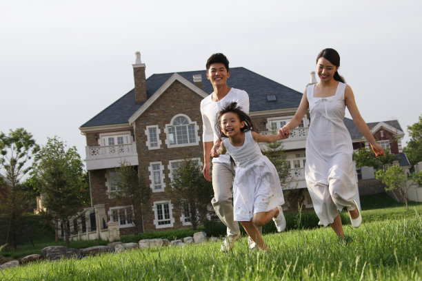 东方三口之家户外散步图片下载