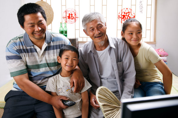 农民祖孙三代坐在家中看电视图片下载