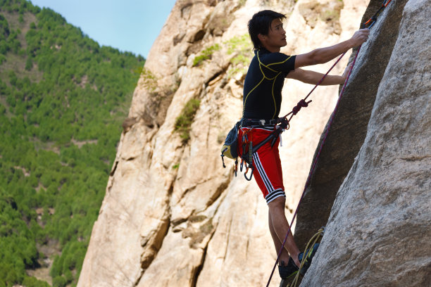 东方男人户外攀岩图片下载