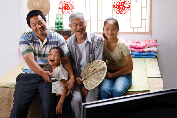 农民祖孙三代坐在家中看电视图片下载