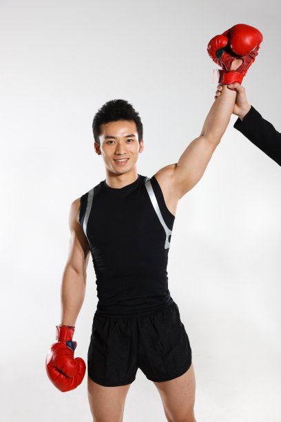 东方青年男子拳击运动图片下载