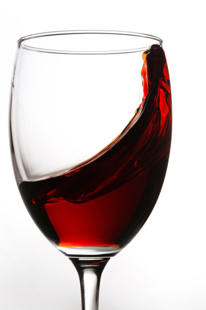 酒杯里的红酒图片下载