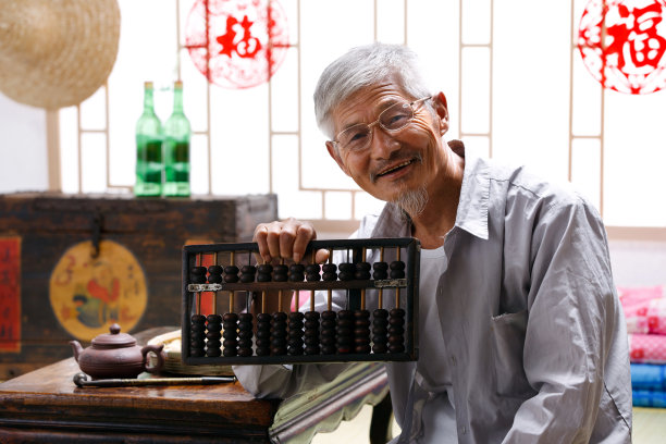 一个农民坐在家中理财图片下载