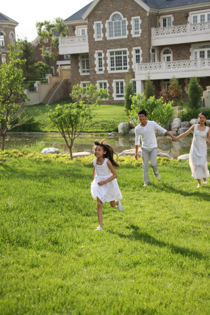 东方三口之家户外散步图片下载