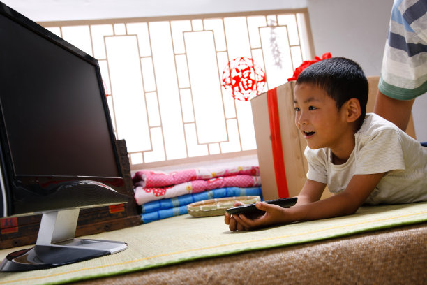 农民父子在家看电视图片下载