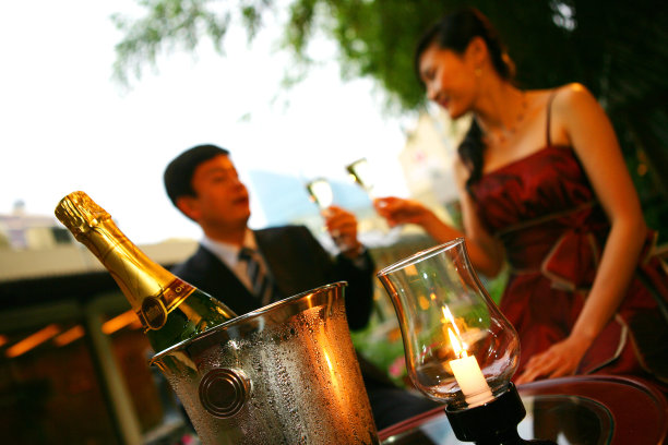 酒具，以饮酒的商务人士为背景图片下载