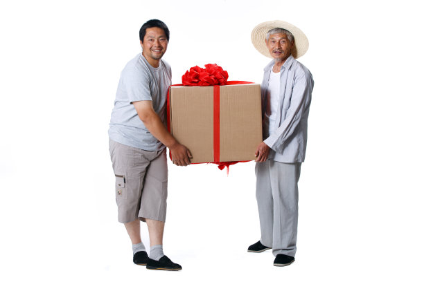 两个农民搬运购买来的电器图片下载