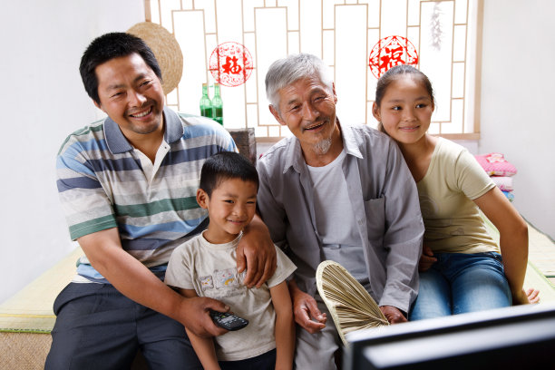 农民祖孙三代坐在家中看电视图片下载