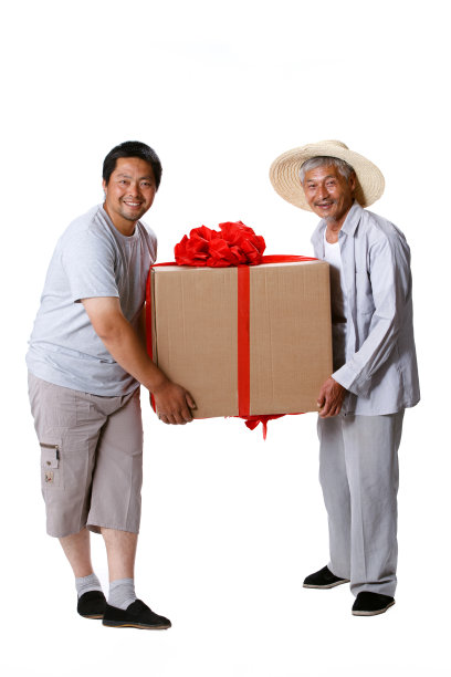 两个农民搬运购买来的电器图片下载