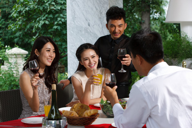 东方青年人聚会吃饭图片下载