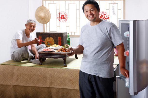 农民父子坐在家中吃饭图片下载