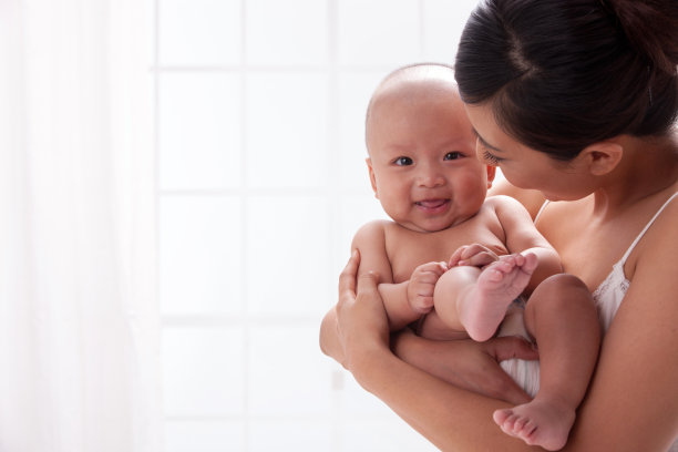 母亲抱着儿子图片下载