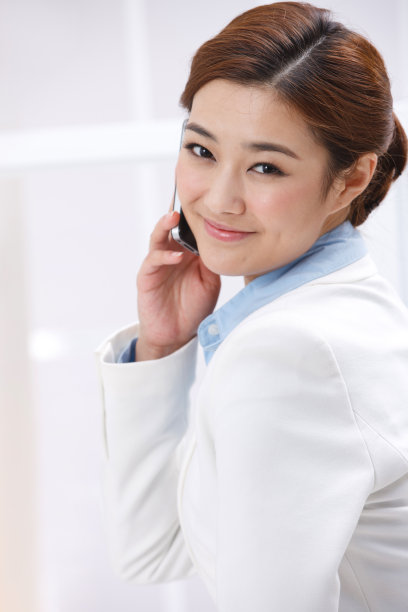 青年商务女士打电话图片下载