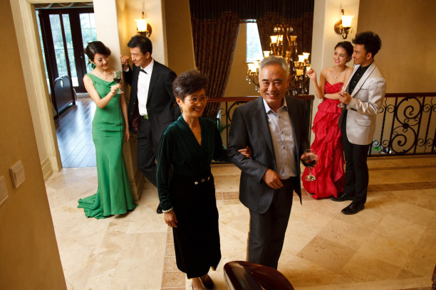 东方人家庭聚会图片下载