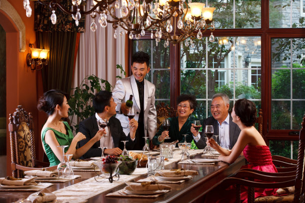 东方人聚会吃饭图片下载