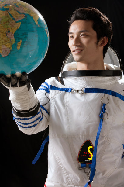 宇航员手托地球图片下载