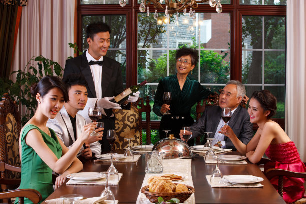 东方人聚会吃饭图片下载