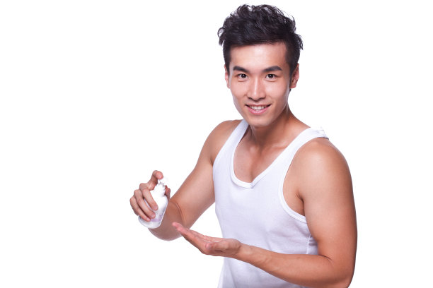 年轻男人拿着洗浴用品图片下载