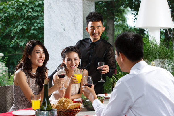 东方青年人聚会吃饭图片下载