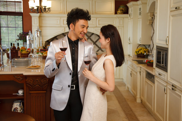 东方青年夫妇图片下载