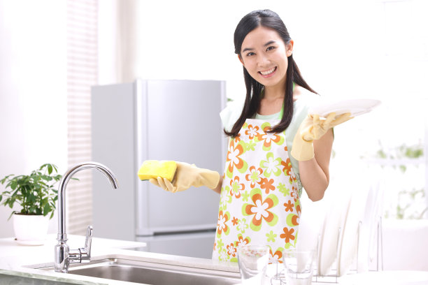 年轻女人在厨房洗盘子图片下载