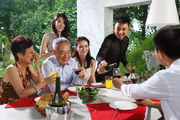 东方人聚会吃饭图片下载