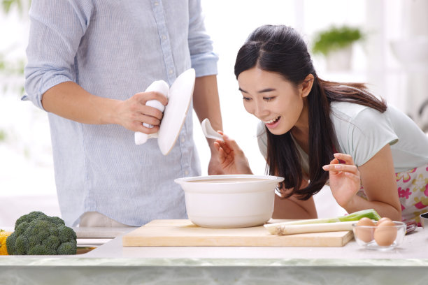 年轻夫妇在厨房做饭图片下载