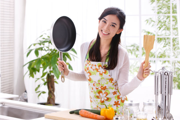 年轻女人在厨房做饭图片下载