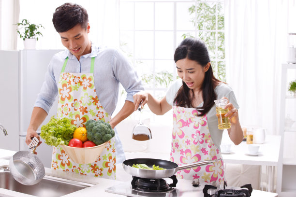 年轻夫妇在厨房做饭图片下载