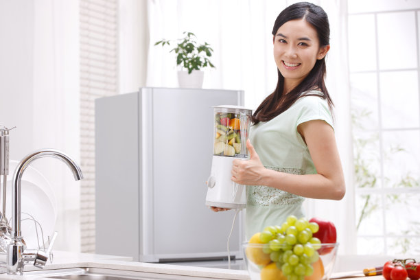 年轻女人在厨房做饭图片下载