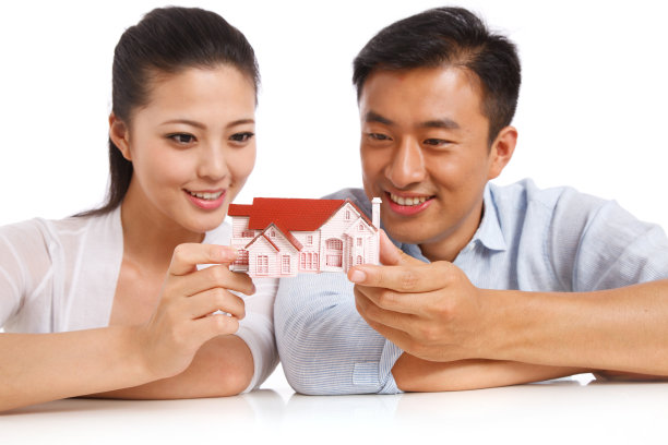 青年夫妇拿着房屋模型图片下载