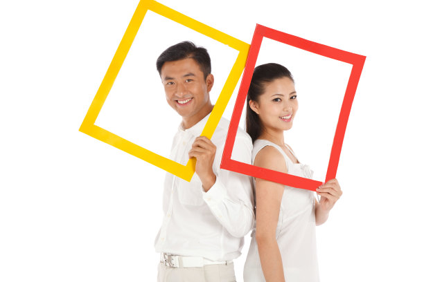 青年夫妇拿着相框图片下载