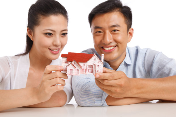 青年夫妇拿着房屋模型图片下载