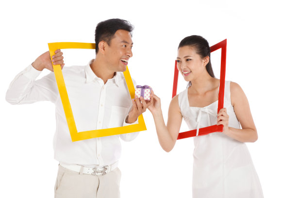 青年夫妇拿着相框图片下载
