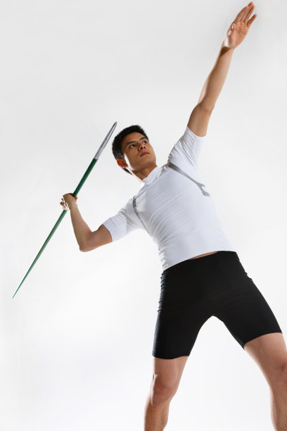 东方青年男子标枪运动图片下载