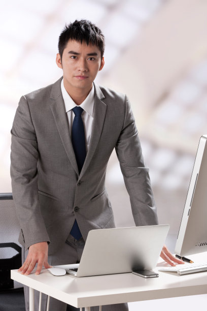 青年商务男士在办公室里看电脑图片下载