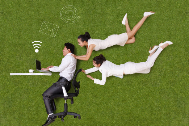 年轻男女在草地上嬉戏图片下载