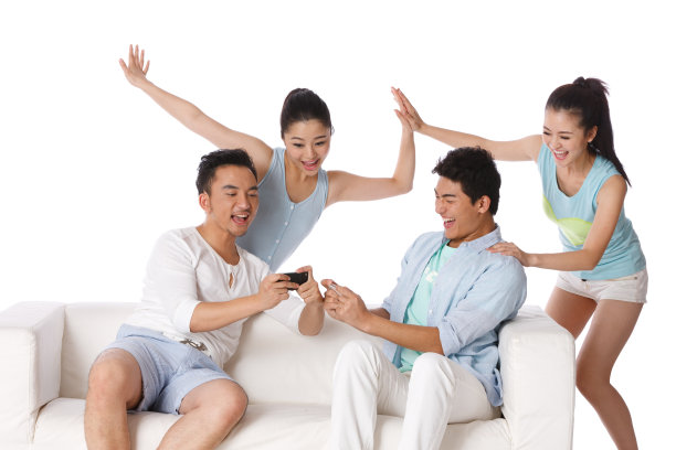 时尚活力的年轻人看手机图片下载