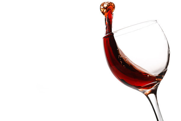 红酒倒进酒杯里图片下载