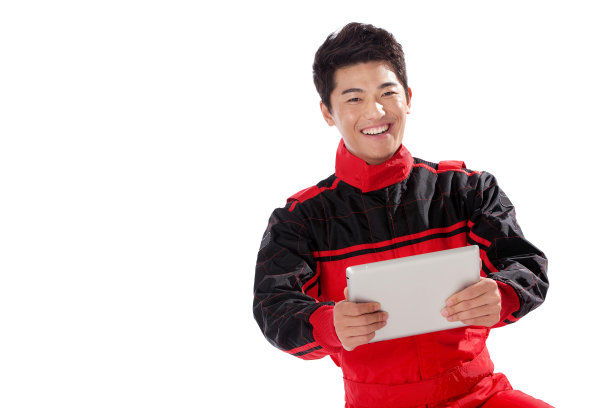 青年赛车手看平板电脑图片下载