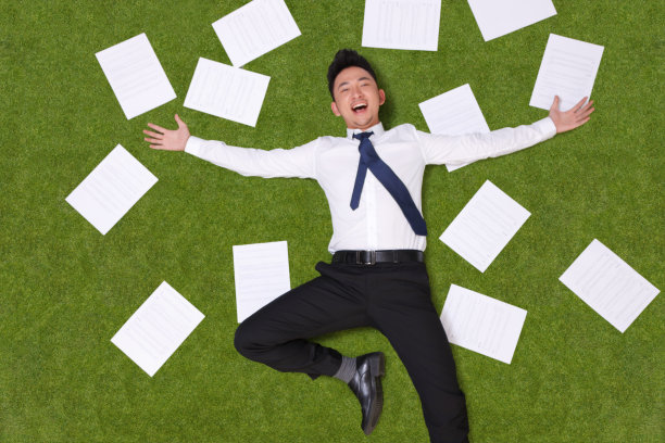 年轻男子躺在草地上图片下载