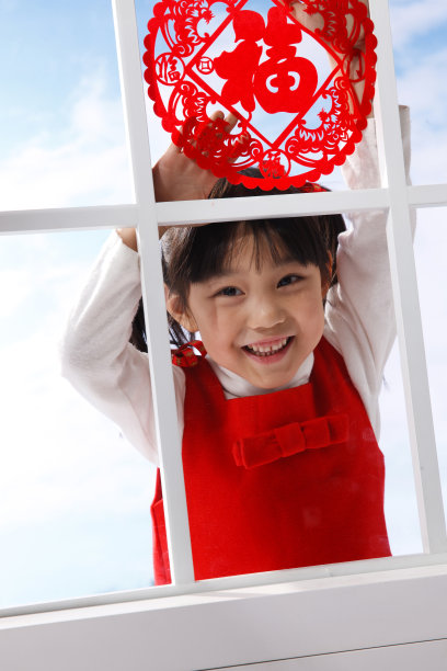小女孩贴窗花图片下载